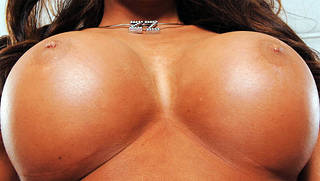 Meninas nuas com peitos enormes.